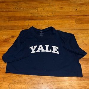 Women’s cropped large Yale t-shirt